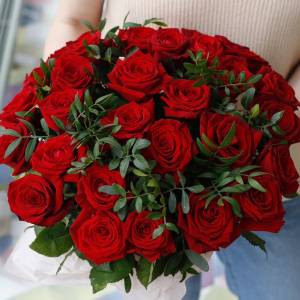 31 красная роза в корзине с зеленью R939