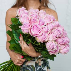 Букет 25 розовых роз с лентами R552