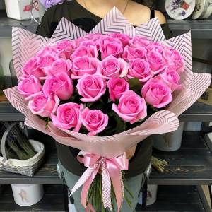 Букет 25 розовых роз с оформлением R1246