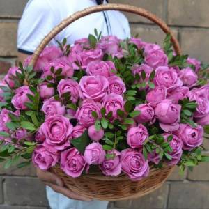 Корзина 31 пионовидная розовая роза с зеленью R950