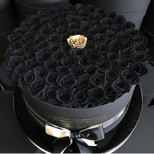 Коробка 101 черная роза с одной золотой R827