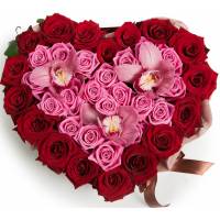 Сердце из роз и орхидей R94