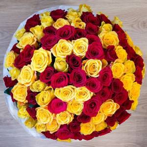 Букет 101 желтая и красная роза с упаковкой R685